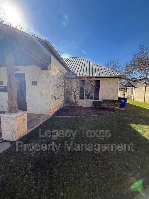 875 N Main St - Photo 2 of 10