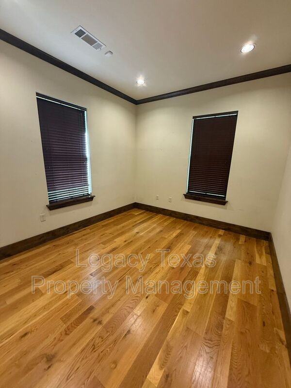 875 N Main St - Photo 3 of 10