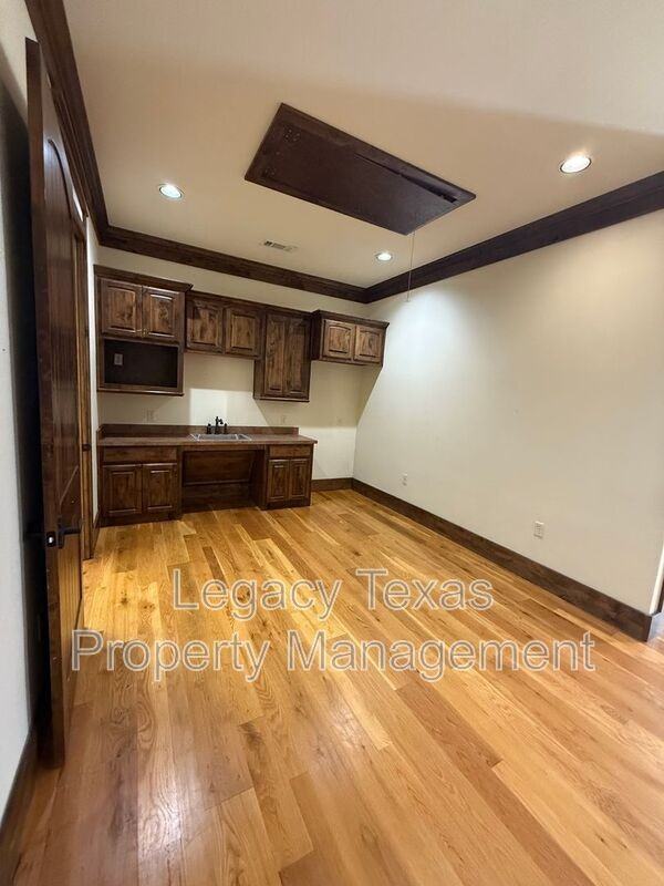 875 N Main St - Photo 4 of 10