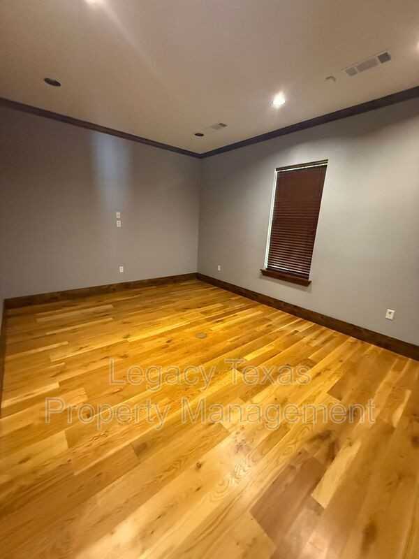 875 N Main St - Photo 6 of 10