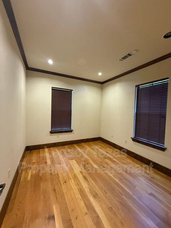 875 N Main St - Photo 7 of 10