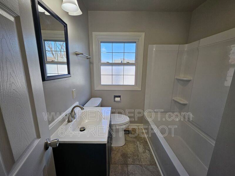 925 N Kelsey Ave - Photo 4 of 9