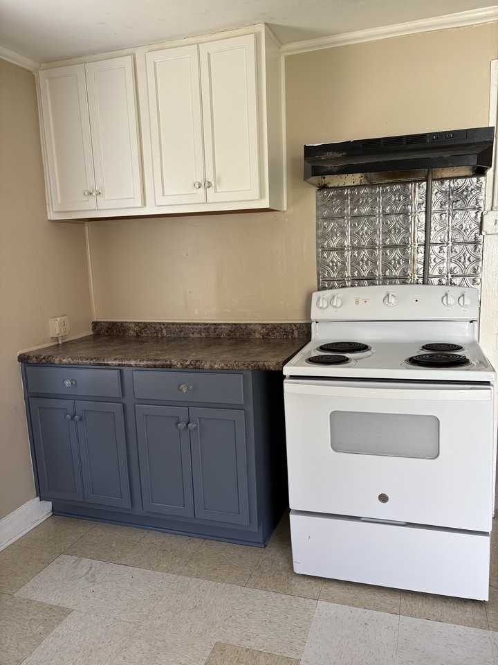 400 Lamar St #1 - Photo 2 of 16