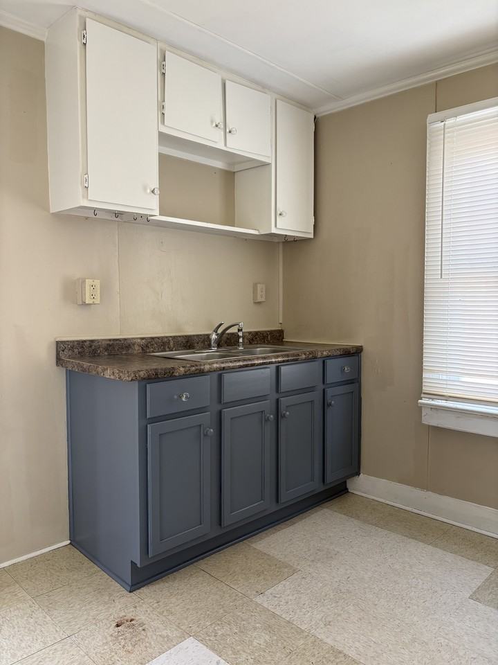 400 Lamar St #1 - Photo 5 of 16