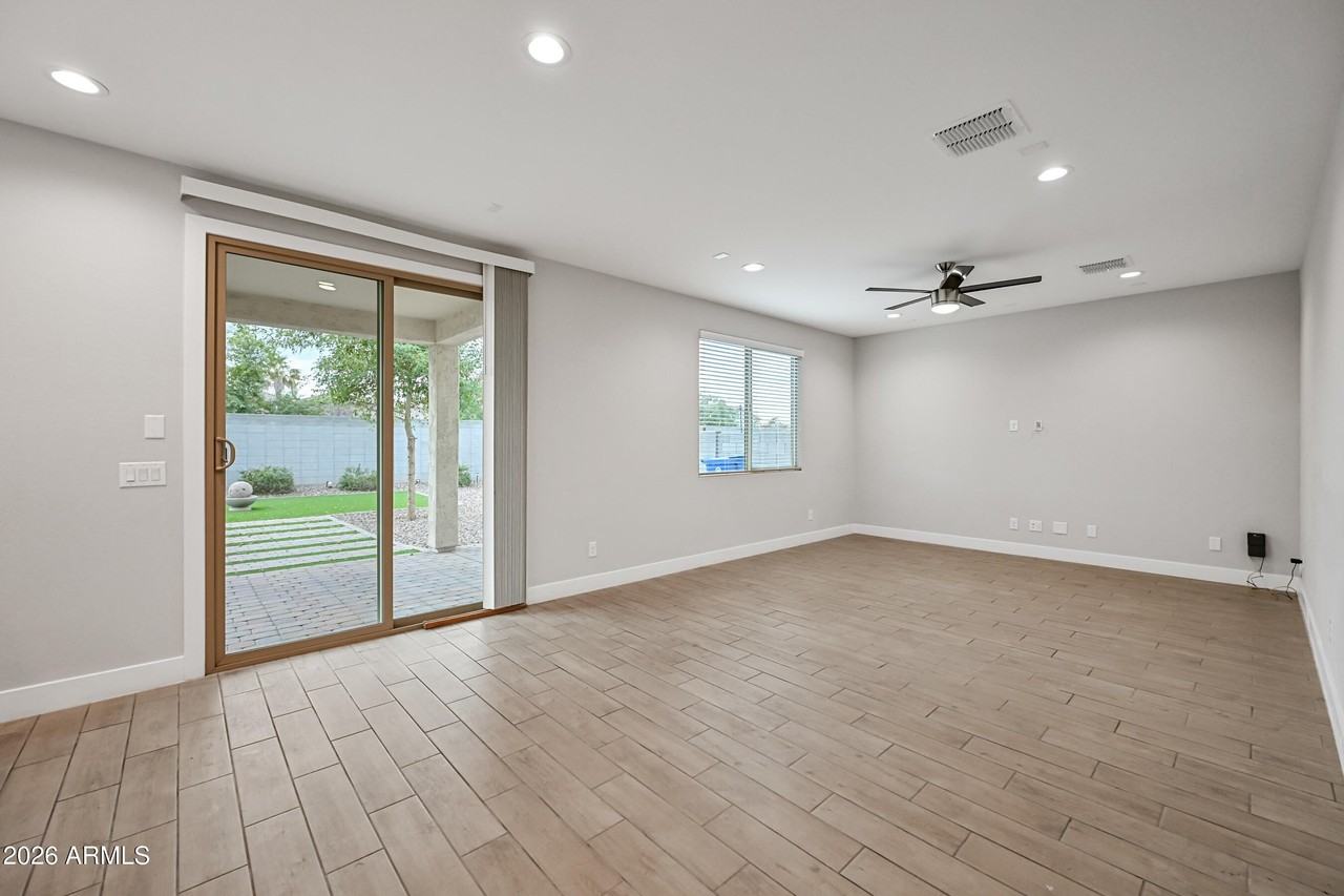 708 N 110th Dr - Photo 3 of 27