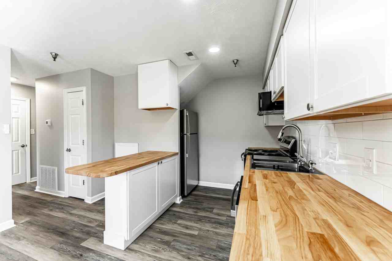 305 1st St #J - Photo 2 of 13