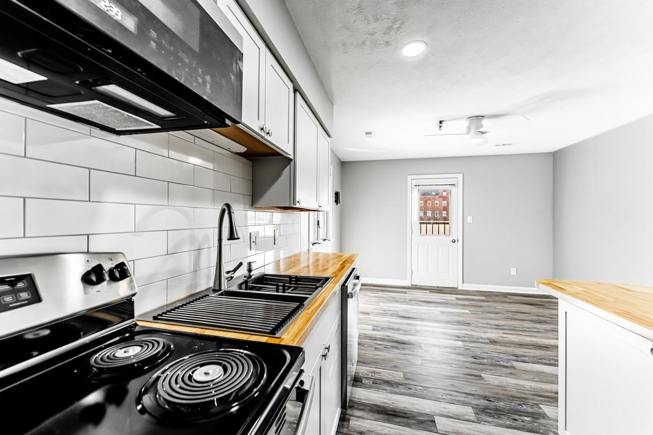305 1st St #J - Photo 3 of 13