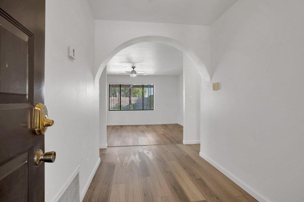 27176 Shadowcrest Ln - Photo 4 of 32