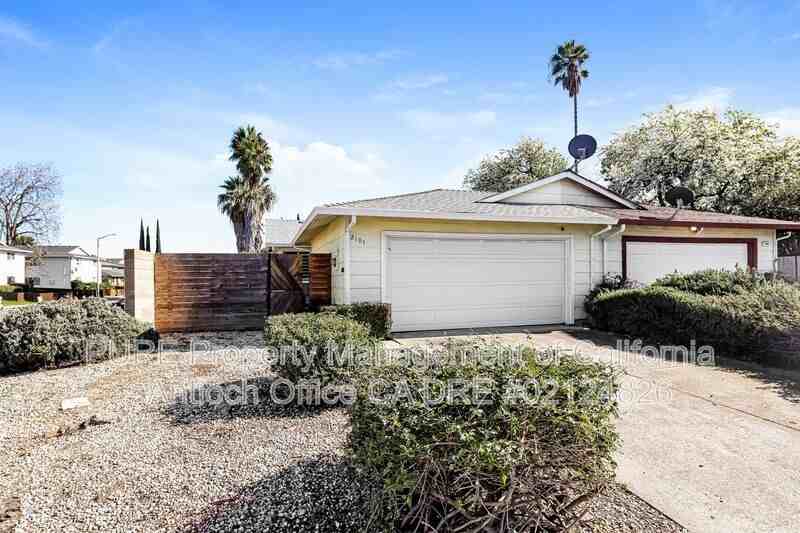 2101 Banyan Way - Photo 2 of 20