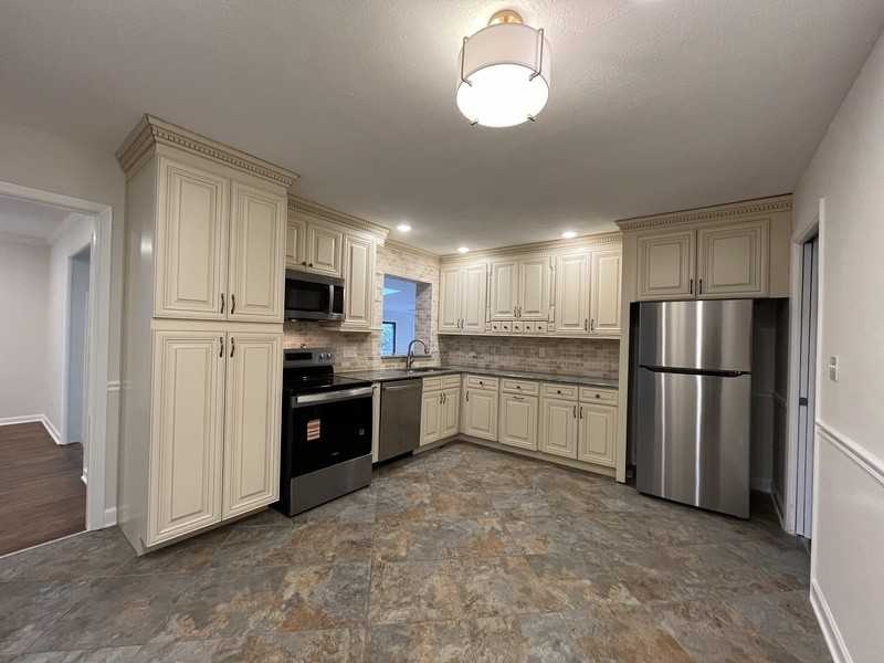 908 Lynbrook Dr - Photo 2 of 22