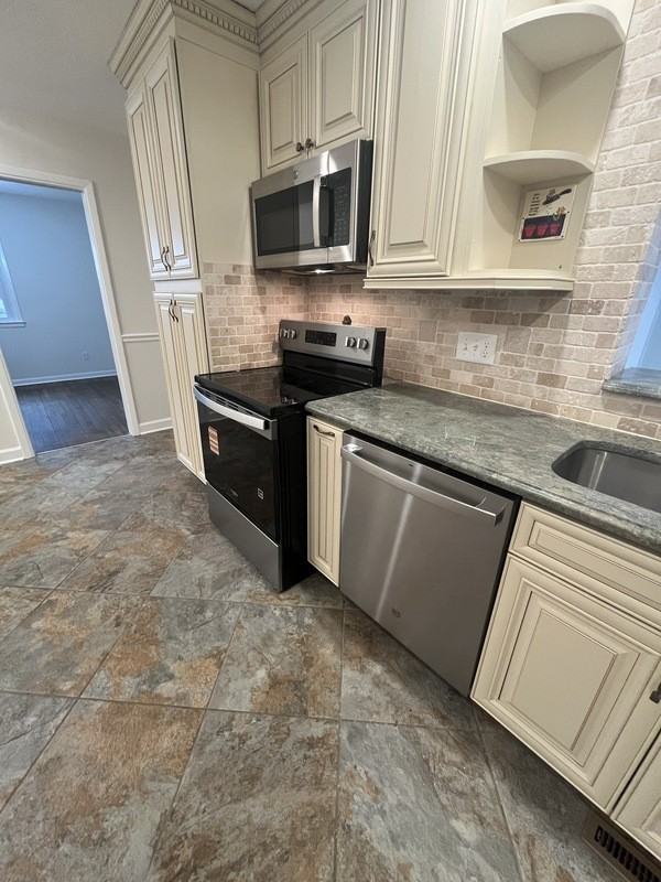 908 Lynbrook Dr - Photo 3 of 22