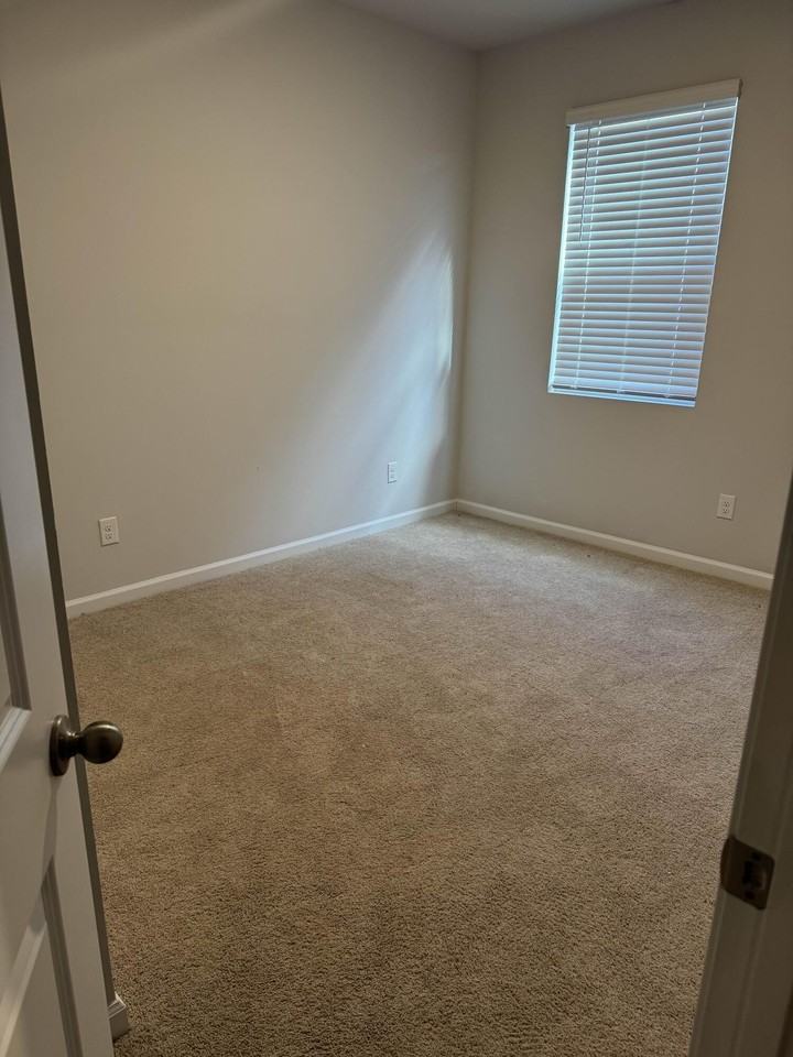 469 Kentbury Ct - Photo 7 of 8