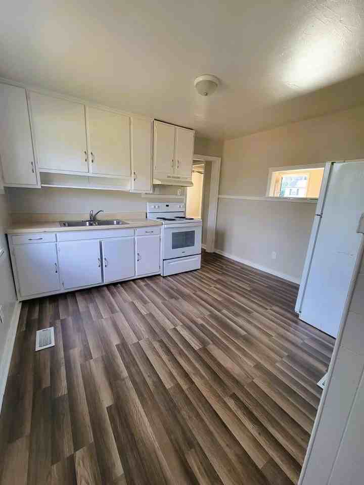 2545 Sheraton Dr - Photo 6 of 10