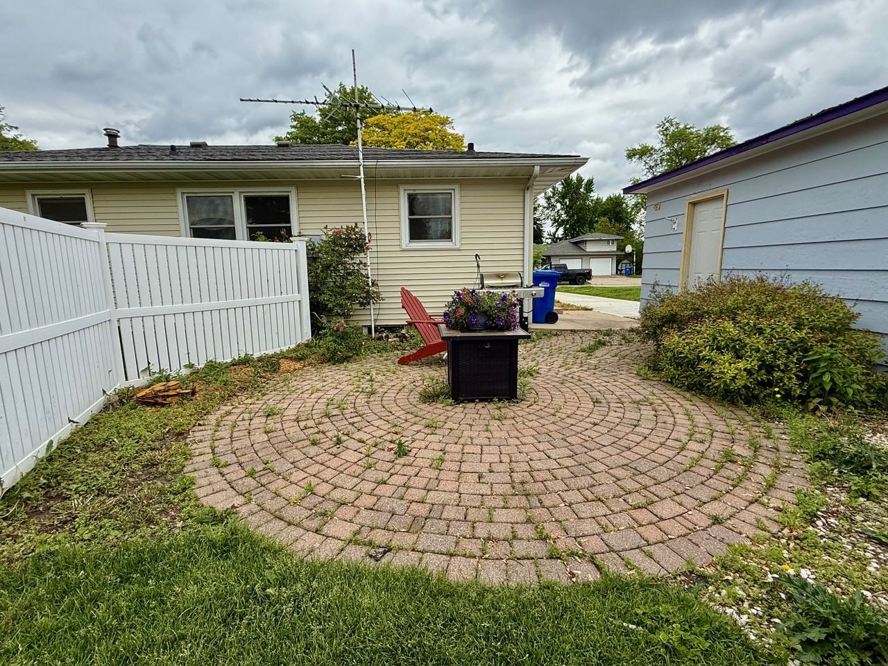 933 Greenfield Ave #1 - Photo 2 of 11