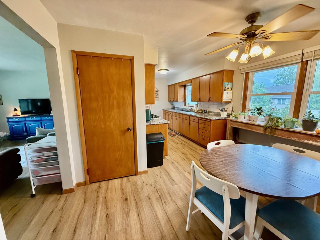 933 Greenfield Ave #1 - Photo 4 of 11