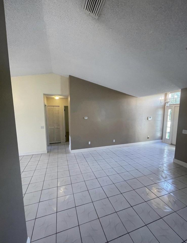 1401 Se Appamattox Ter #1 - Photo 4 of 12