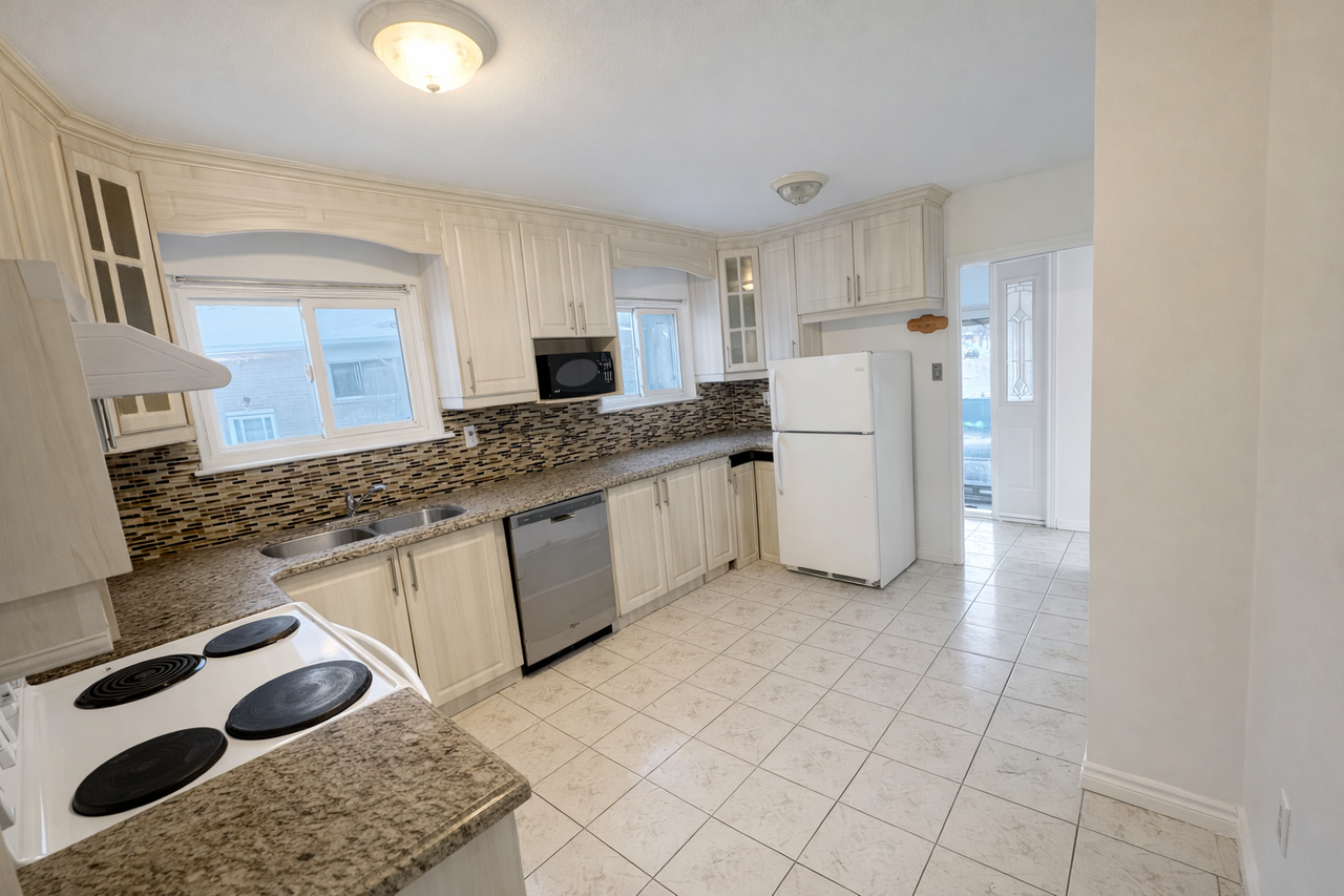 29 Duntroon Cres #1 - Photo 3 of 11