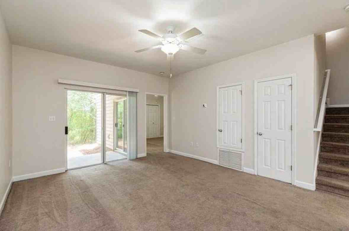 25 Trevor Dr #1 - Photo 4 of 8