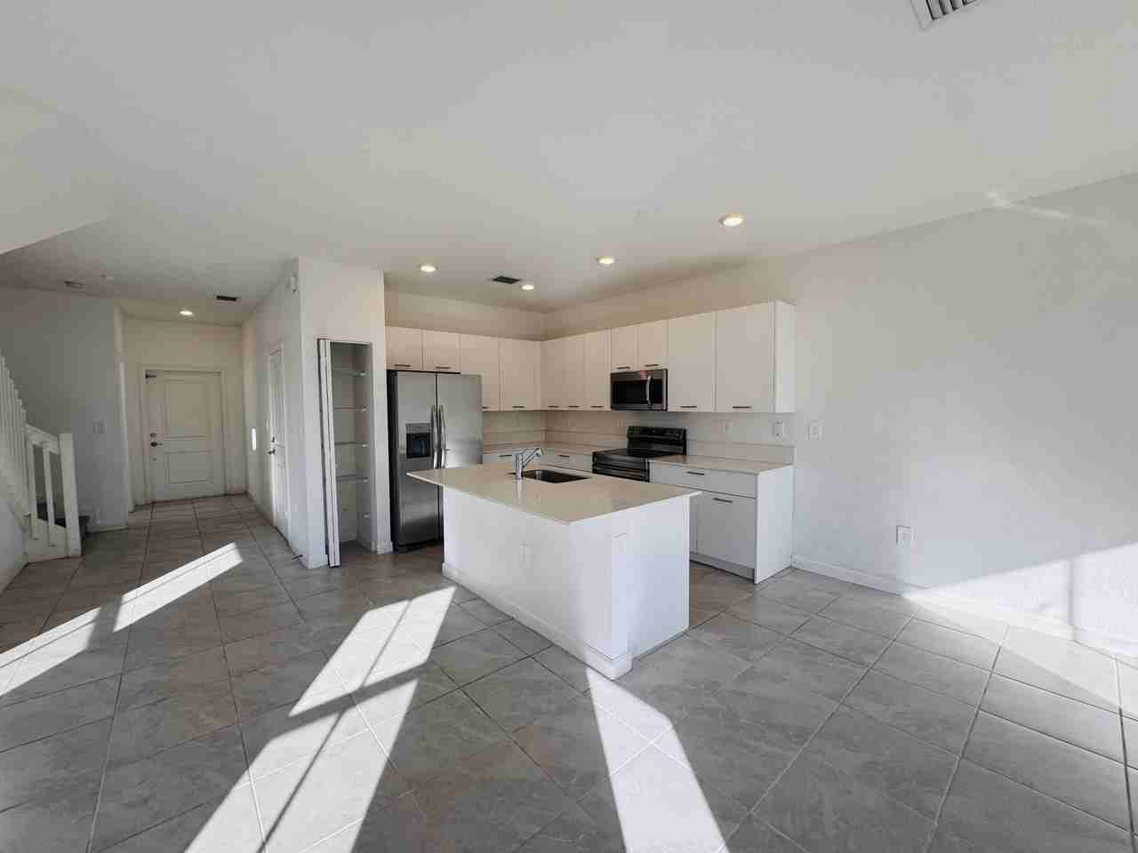 2437 - Photo 3 of 50