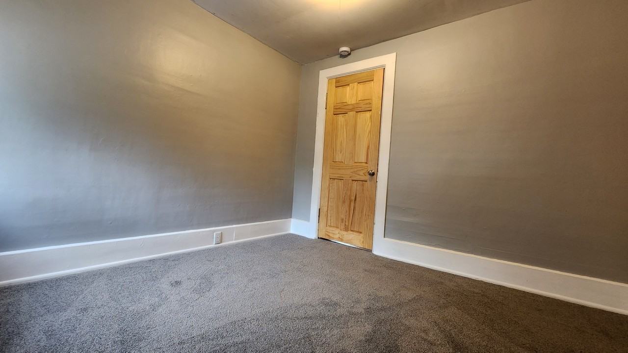 419 Delaware St - Photo 4 of 10