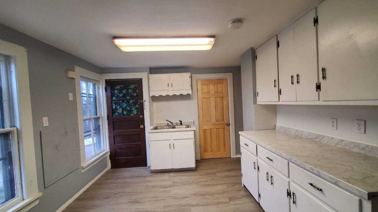 419 Delaware St - Photo 7 of 10