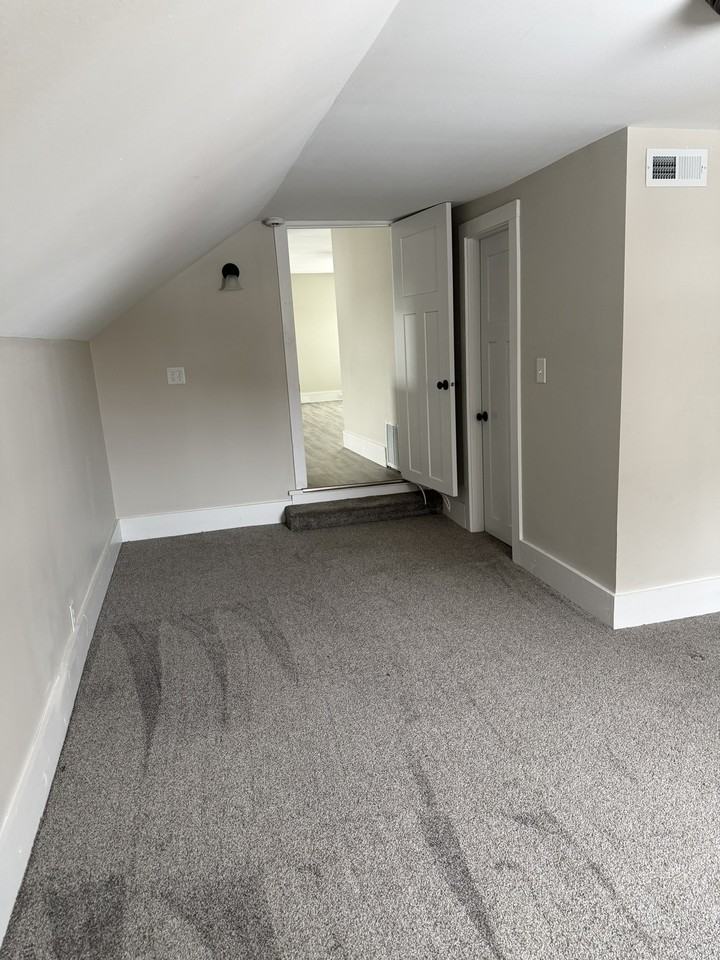 1410 E Madison St #B - Photo 4 of 11