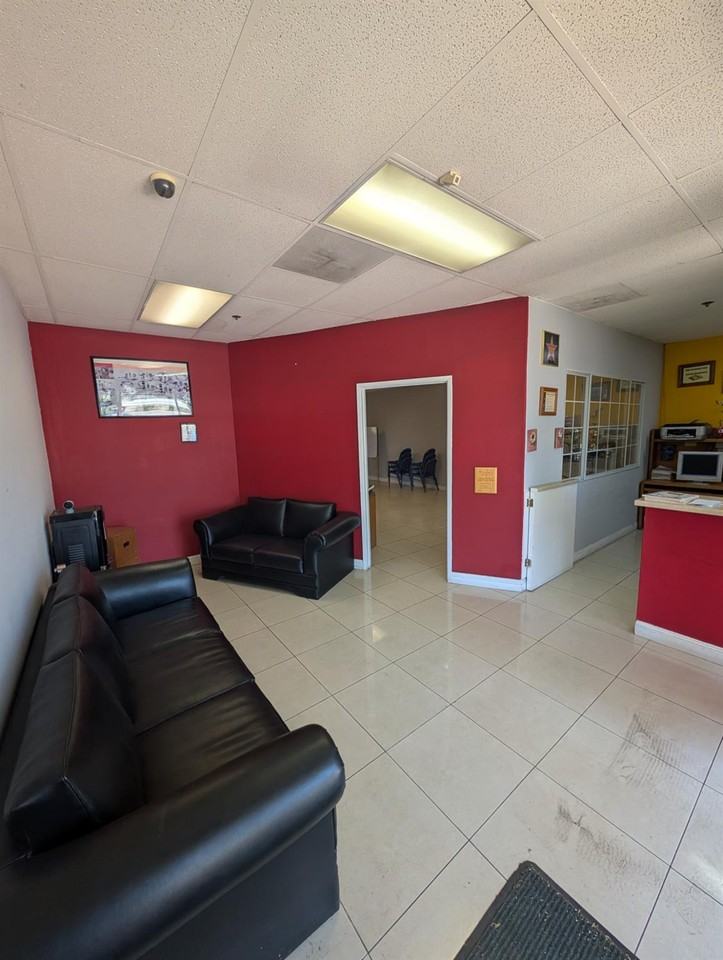 4672 W Jennifer Ave #1 - Photo 4 of 9