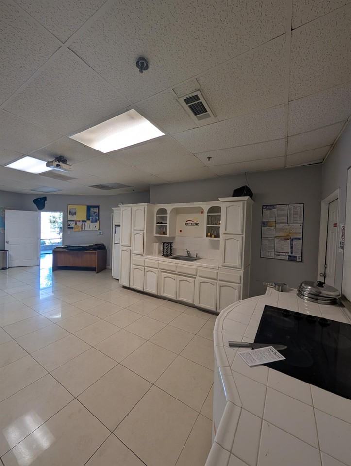 4672 W Jennifer Ave #1 - Photo 5 of 9