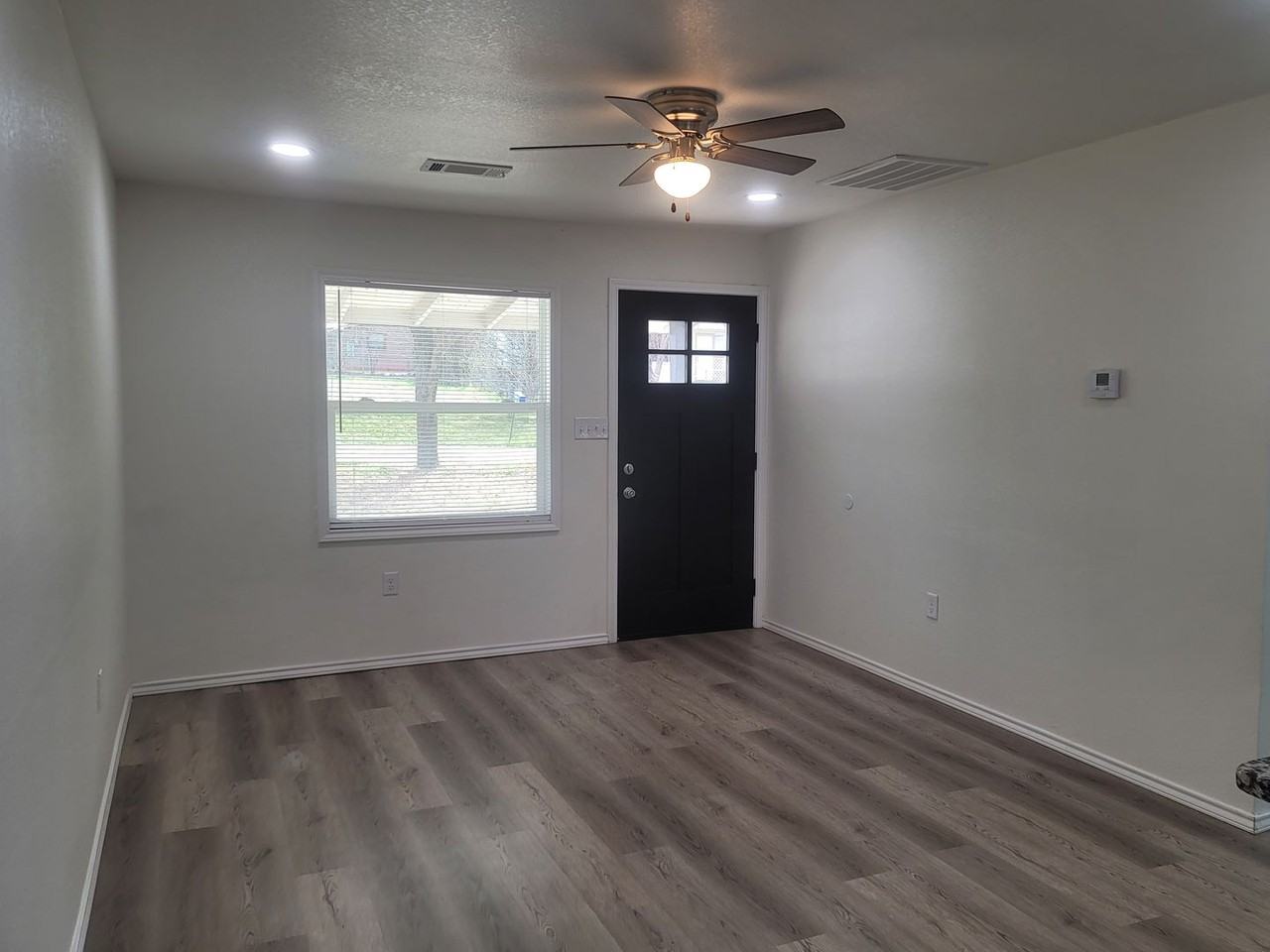 407 Hemlock St - Photo 3 of 17