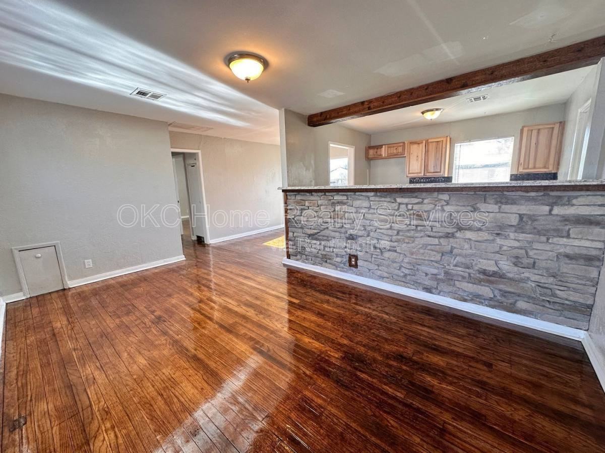 312 Bolton Pl - Photo 3 of 10