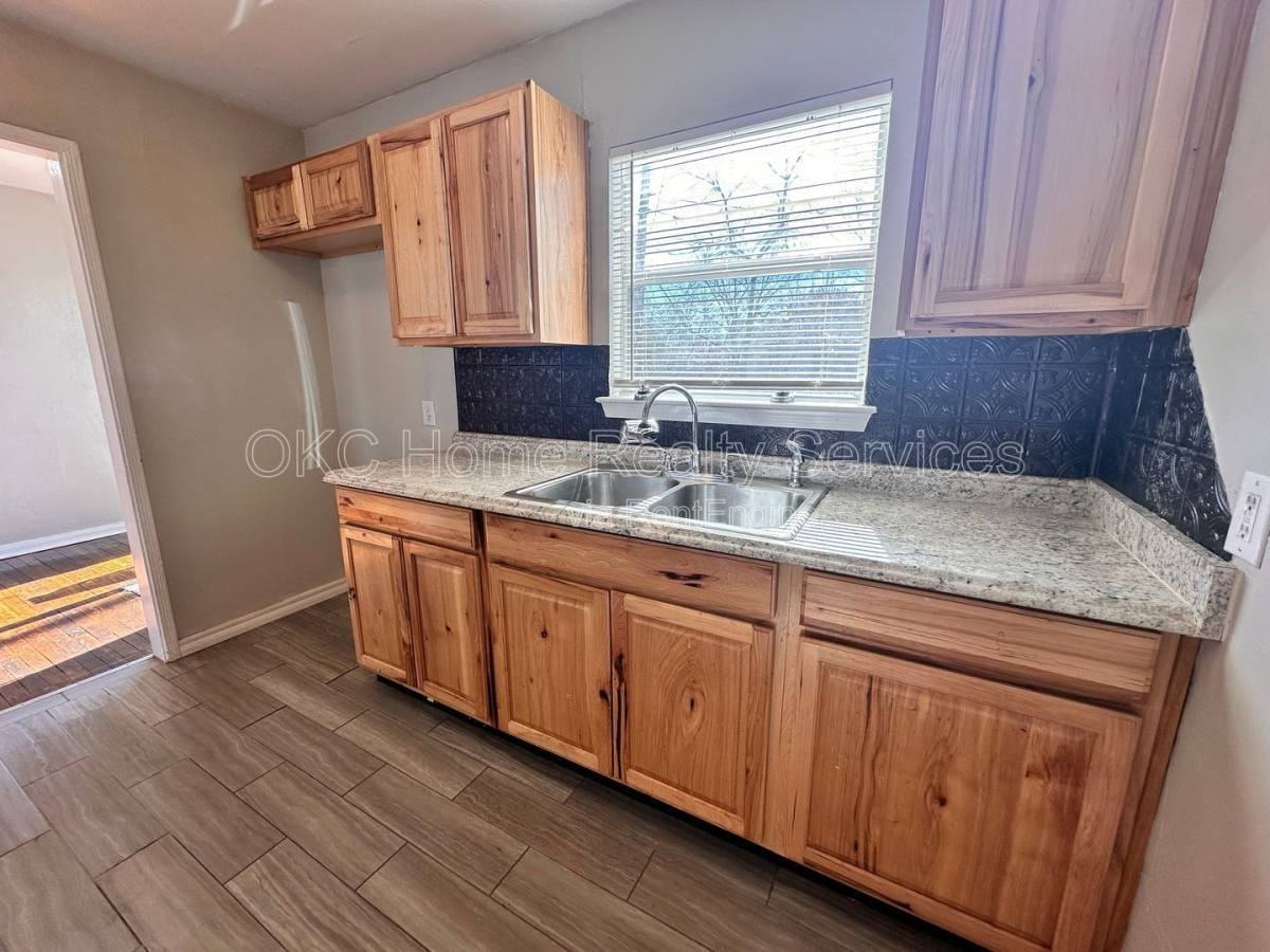 312 Bolton Pl - Photo 7 of 10