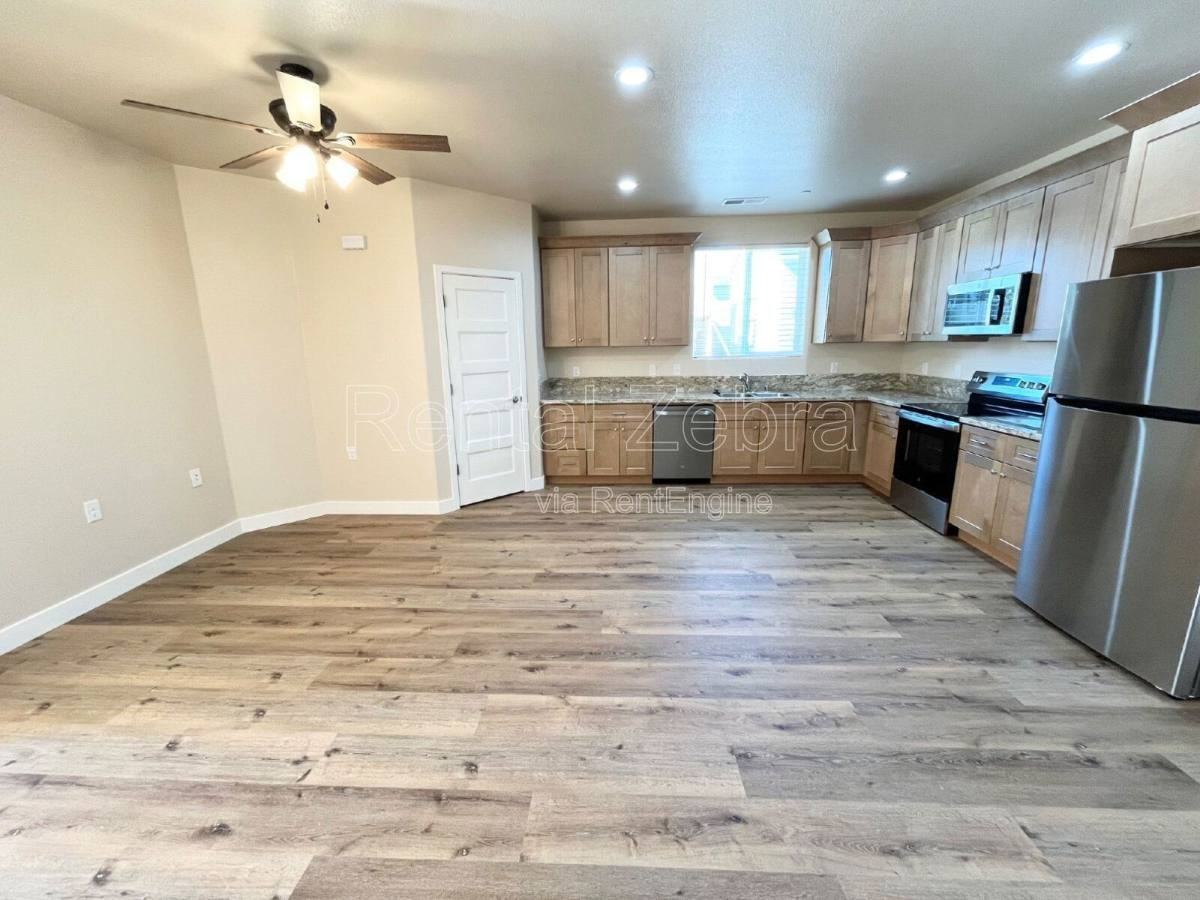 1396 Rincon Dr - Photo 3 of 10
