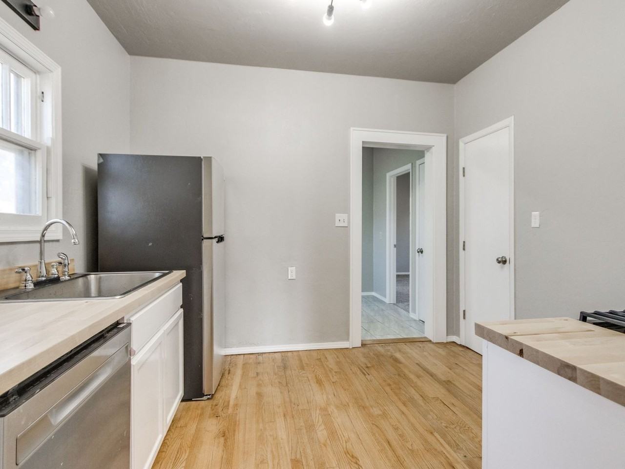 207 W Main St - Photo 5 of 39