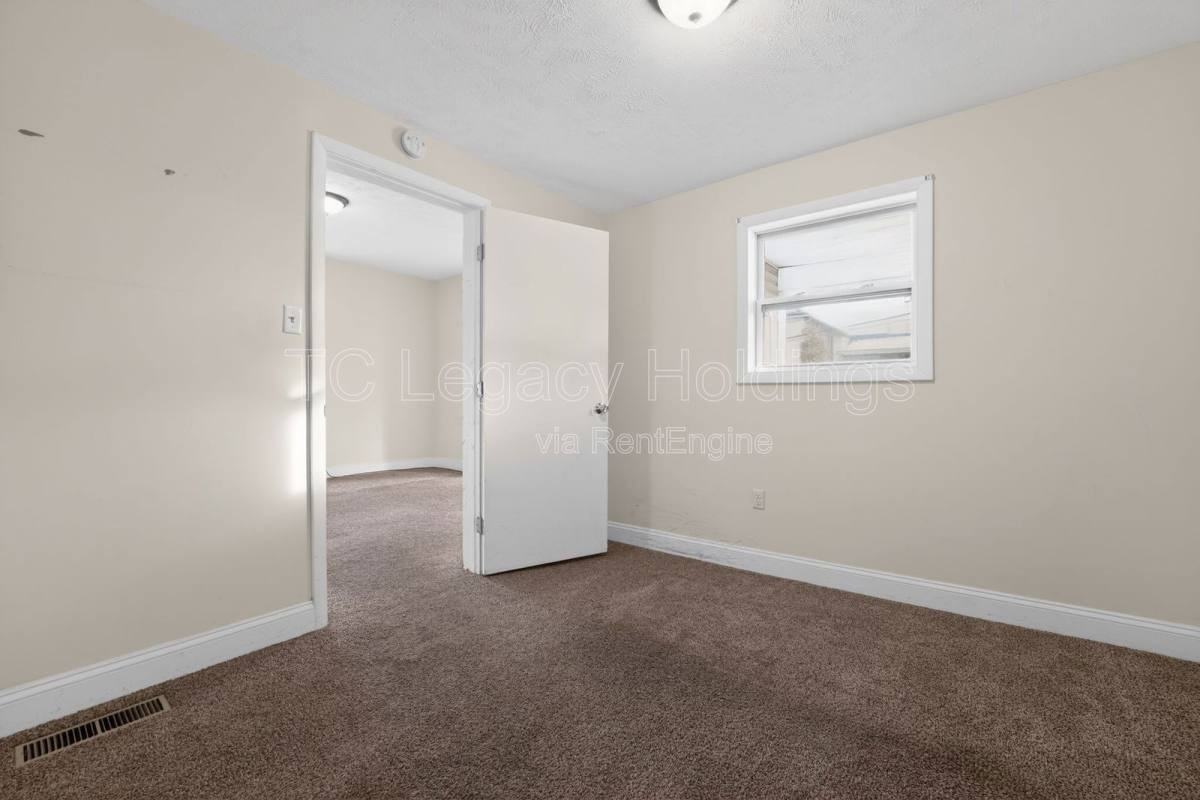 388 Broaddus Ave #B - Photo 5 of 10