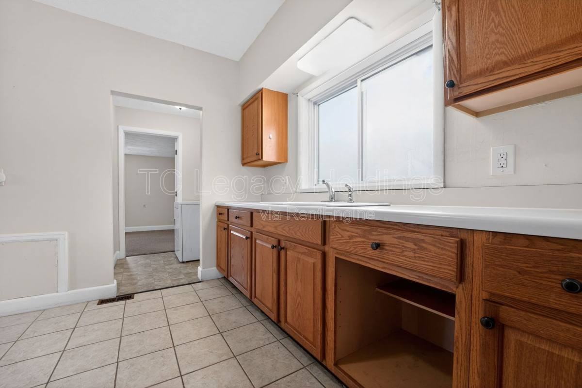 388 Broaddus Ave #B - Photo 6 of 10