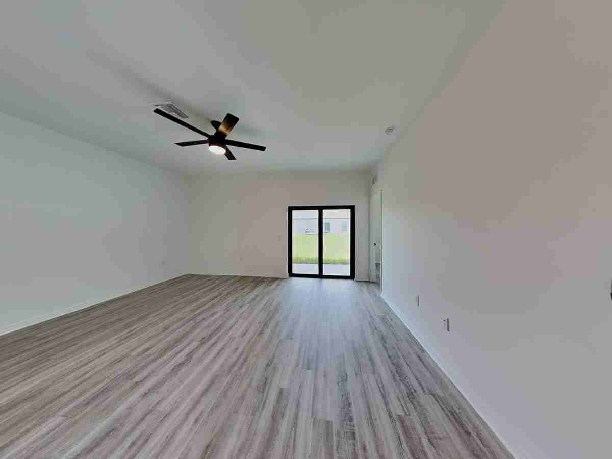 475 Linden Ave S - Photo 2 of 10