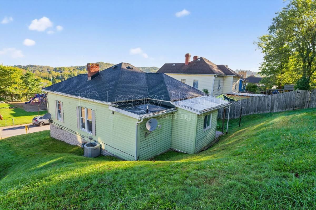 1627 W Pike St - Photo 2 of 10