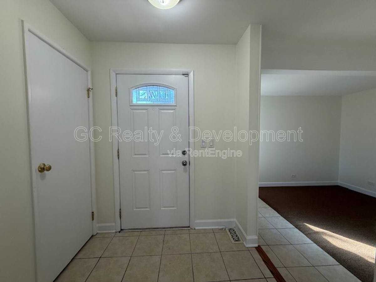 140 Leslie Ln - Photo 2 of 10