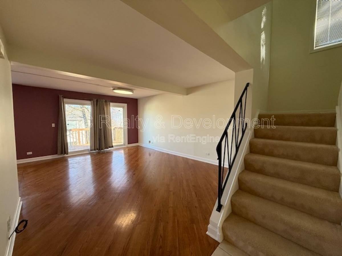 140 Leslie Ln - Photo 3 of 10