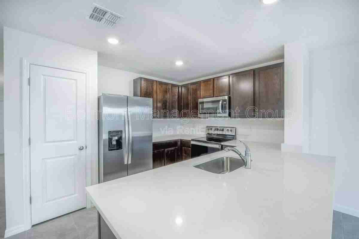 8250 Sw 67th Ave - Photo 7 of 10