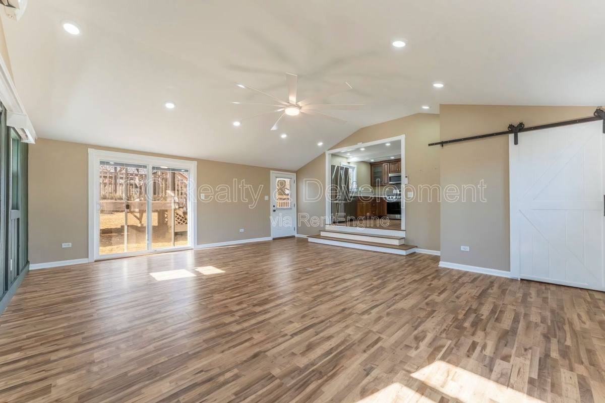 72 Clover Dr - Photo 3 of 10