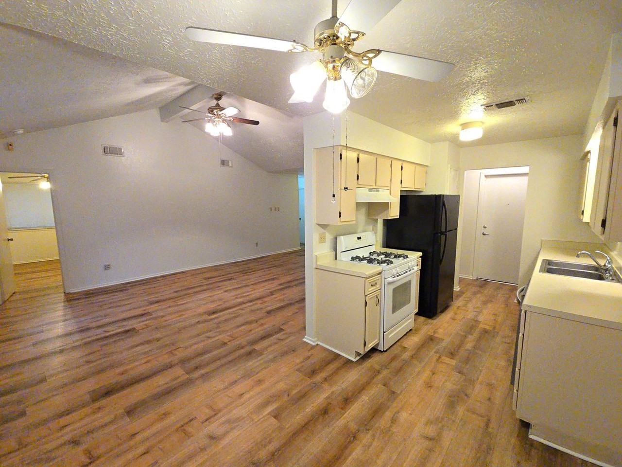 10906 Maple Rock Dr - Photo 3 of 26