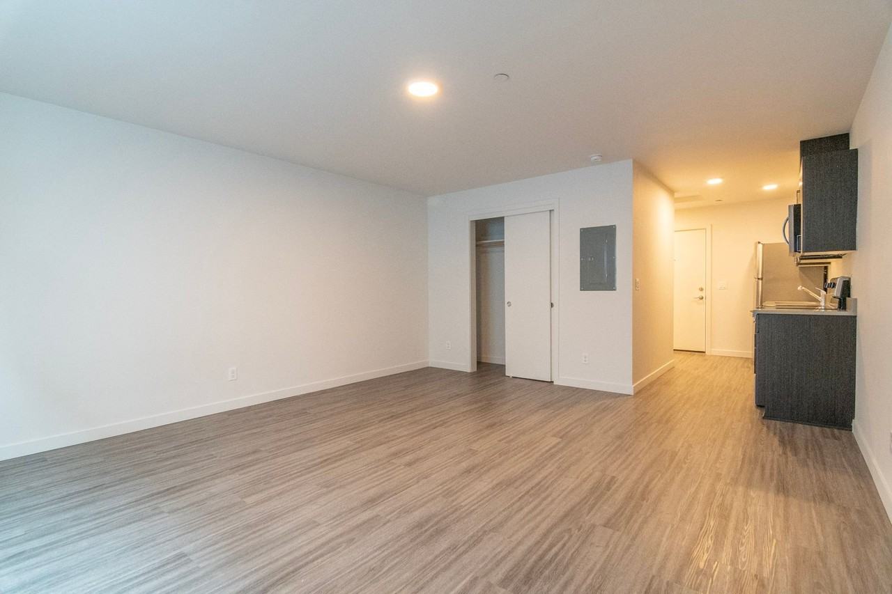 4626 N Maryland Ave - Photo 7 of 31