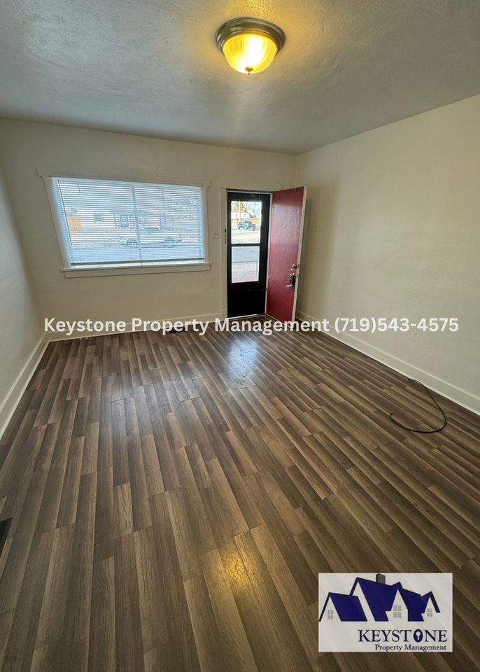 1104 W 16th St - Photo 2 of 9