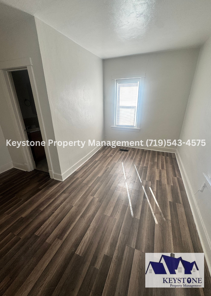 1104 W 16th St - Photo 7 of 9