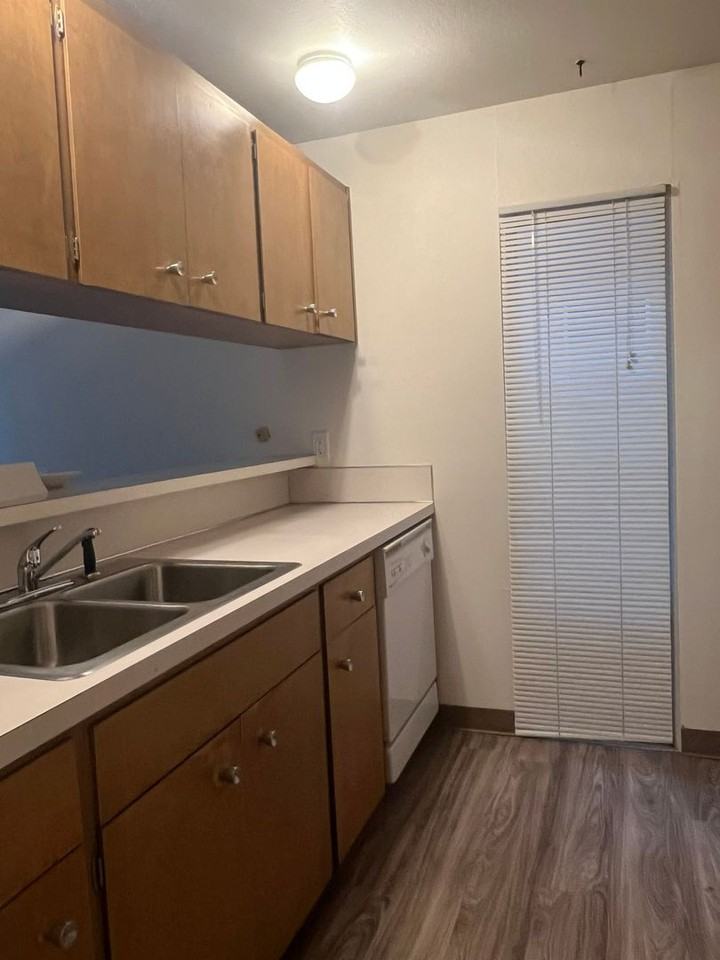 1744 Park Ave Ne - Photo 4 of 12