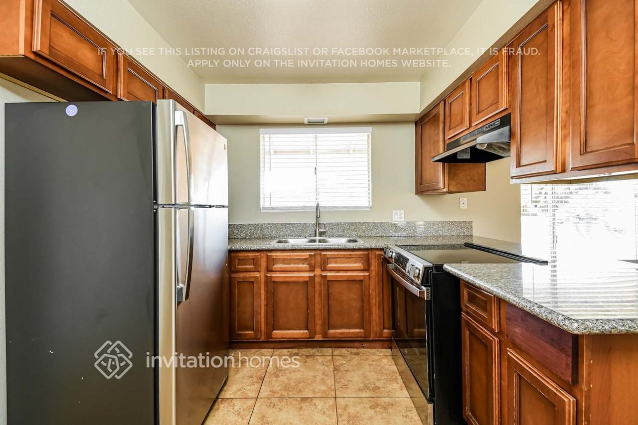 514 E Westchester Dr - Photo 6 of 17