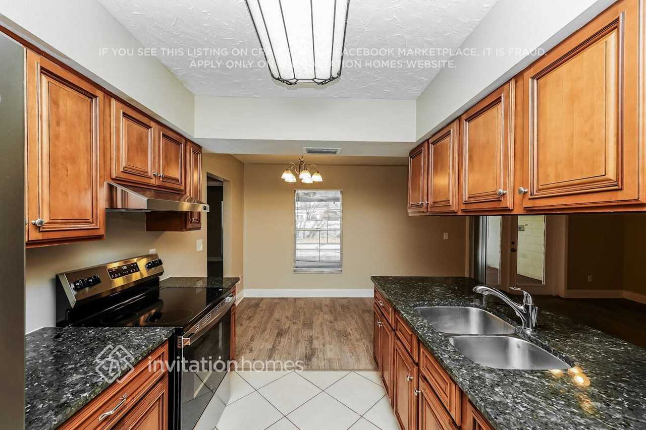 1004 Highgrove Ct - Photo 6 of 17