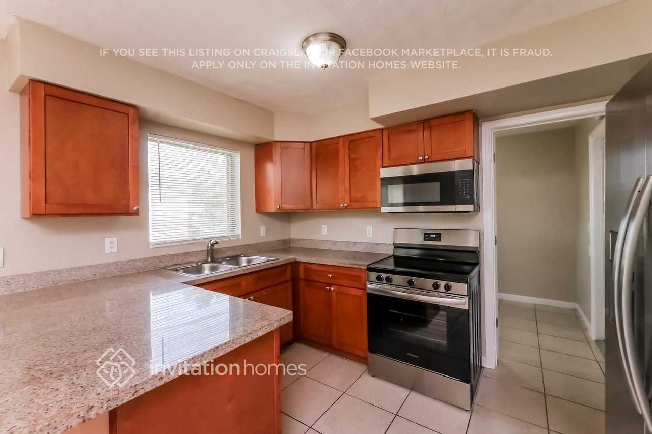 3111 Ne 9th Ave - Photo 7 of 17