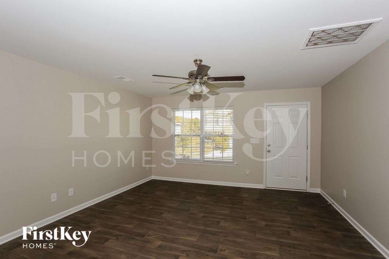 413 Bennington Dr - Photo 4 of 18